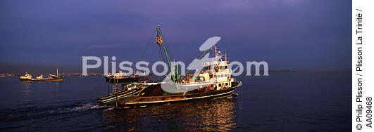 Pêche sur le Bosphore. - © Philip Plisson / Plisson La Trinité / AA09468 - Nos reportages photos - Istanbul, le détroit du Bosphore
