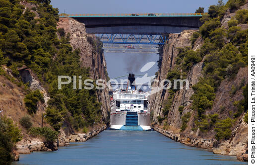 Channel of Corinthe. - © Philip Plisson / Plisson La Trinité / AA09491 - Photo Galleries - Ferry boat