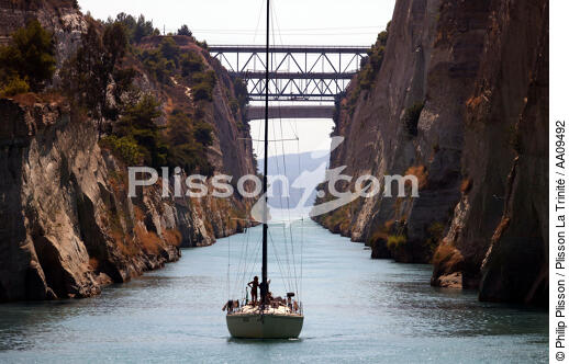 In the channel of Corinthe. - © Philip Plisson / Plisson La Trinité / AA09492 - Photo Galleries - Canal