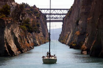 In the channel of Corinthe. © Philip Plisson / Plisson La Trinité / AA09492 - Photo Galleries - Bridge