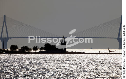 Pont dans le Golfe de Patra. - © Philip Plisson / Plisson La Trinité / AA09496 - Photo Galleries - Bridge