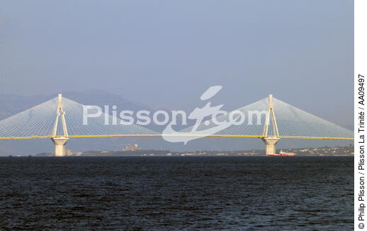 Pont dans le Golfe de Patra. - © Philip Plisson / Plisson La Trinité / AA09497 - Photo Galleries - Suspended bridge