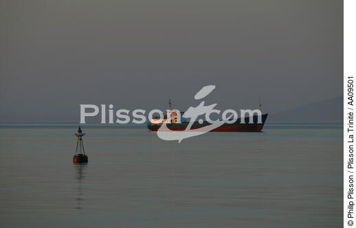Golfe de Patra. - © Philip Plisson / Plisson La Trinité / AA09501 - Nos reportages photos - Crépuscule
