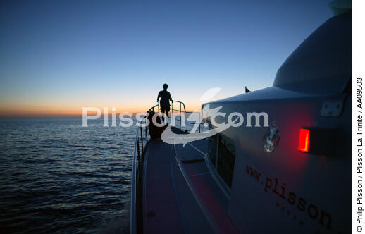 End of the day in the Gulf of Patra. - © Philip Plisson / Plisson La Trinité / AA09503 - Photo Galleries - Dusk