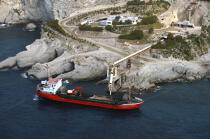 Greek coast. © Philip Plisson / Plisson La Trinité / AA09504 - Photo Galleries - Cargo ship
