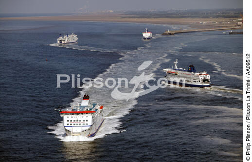 Traffic à Calais. - © Philip Plisson / Plisson La Trinité / AA09512 - Nos reportages photos - Ferry