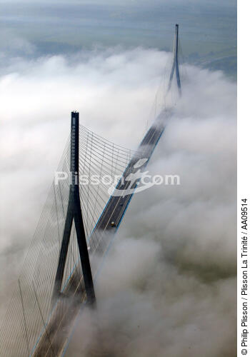 Le Pont de Normandie dans la brume. - © Philip Plisson / Plisson La Trinité / AA09514 - Nos reportages photos - Pont de Normandie [Le]
