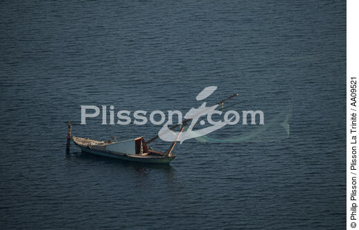 Square net fishing in the Gulf of Patra. - © Philip Plisson / Plisson La Trinité / AA09521 - Photo Galleries - Greece