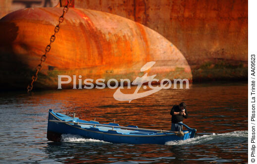 In the port of Pirée. - © Philip Plisson / Plisson La Trinité / AA09523 - Photo Galleries - Rowing boat