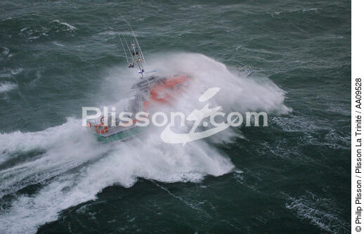 Rescue at sea. - © Philip Plisson / Plisson La Trinité / AA09528 - Photo Galleries - Storm at sea