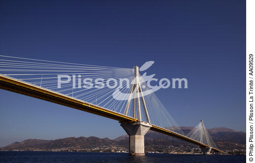 Pont suspendu en Grèce. - © Philip Plisson / Plisson La Trinité / AA09529 - Photo Galleries - Bridge