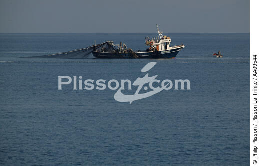 Fishing in the Gulf of Patra. - © Philip Plisson / Plisson La Trinité / AA09544 - Photo Galleries - Fishing nets