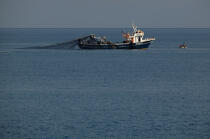 Pêche dans le Golfe de Patra. © Philip Plisson / Plisson La Trinité / AA09544 - Nos reportages photos - Barque
