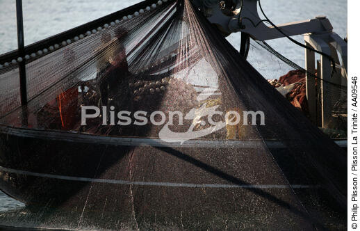 Fishing in the Gulf of Patra. - © Philip Plisson / Plisson La Trinité / AA09546 - Photo Galleries - Crew