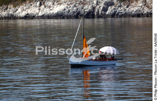 Fishing in the Gulf of Patra. - © Philip Plisson / Plisson La Trinité / AA09548 - Photo Galleries - Rowing boat