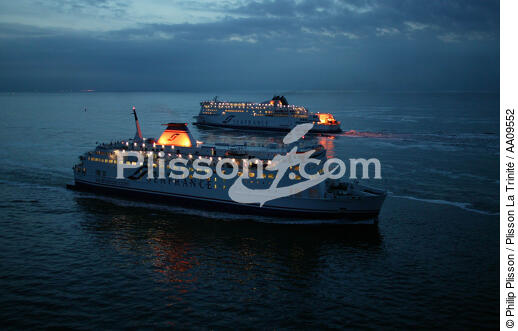Sea France boat in Calais. - © Philip Plisson / Plisson La Trinité / AA09552 - Photo Galleries - Night