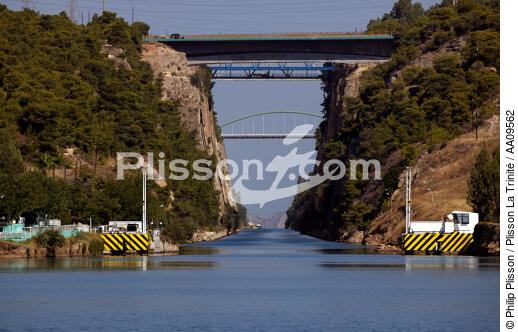 Le canal de Corinthe. - © Philip Plisson / Plisson La Trinité / AA09562 - Nos reportages photos - Canal