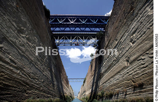 Le canal de Corinthe. - © Philip Plisson / Plisson La Trinité / AA09563 - Photo Galleries - Canal