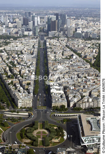 Paris 2012 sur les Champs Elysées. - © Guillaume Plisson / Plisson La Trinité / AA09576 - Nos reportages photos - Immeuble