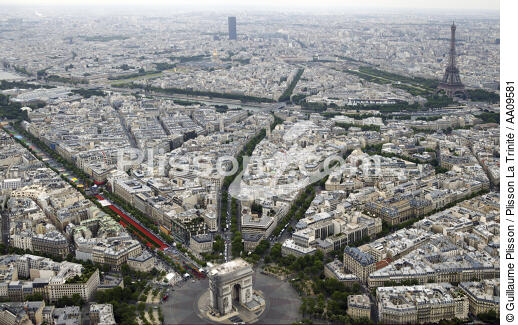 Paris 2012 sur les Champs Elysées. - © Guillaume Plisson / Plisson La Trinité / AA09581 - Nos reportages photos - Avenue