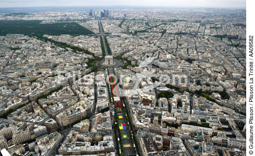 Paris 2012 sur les Champs Elysées. - © Guillaume Plisson / Plisson La Trinité / AA09582 - Photo Galleries - Paris