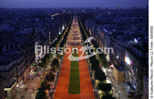 Paris 2012 sur les Champs Elysées. - © Guillaume Plisson / Plisson La Trinité / AA09593 - Photo Galleries - Road