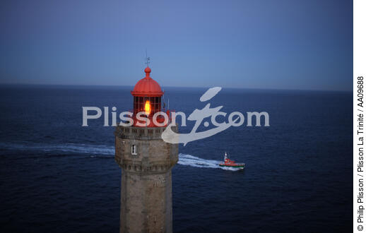 The Jument Lighthouse and the lifeboat of Ouessant. - © Philip Plisson / Plisson La Trinité / AA09688 - Photo Galleries - Jument [The]