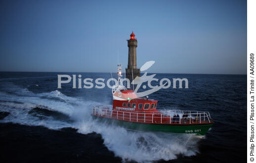 The Jument Lighthouse and the lifeboat of Ouessant. - © Philip Plisson / Plisson La Trinité / AA09689 - Photo Galleries - Jument [The]