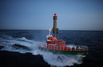Le phare de la Jument et le canot d'Ouessant. © Philip Plisson / Plisson La Trinité / AA09689 - Nos reportages photos - Phare [29]