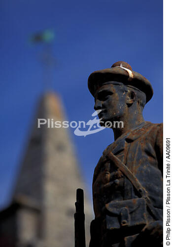 Le monument aux morts de Houat. - © Philip Plisson / Plisson La Trinité / AA09691 - Nos reportages photos - Monument aux morts