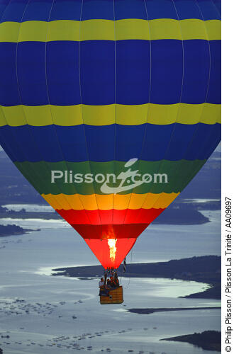 Montgolfière dans le Golfe du Morbihan. - © Philip Plisson / Plisson La Trinité / AA09697 - Photo Galleries - Hot-air balloon