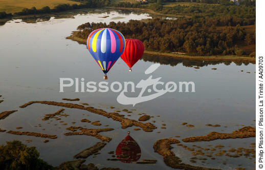 Montgolfière dans le Golfe du Morbihan. - © Philip Plisson / Plisson La Trinité / AA09703 - Photo Galleries - Hot-air balloon
