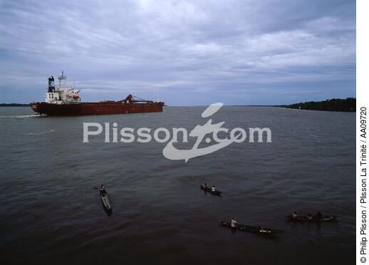 Pirogue sur l'Orénoque. - © Philip Plisson / Plisson La Trinité / AA09720 - Nos reportages photos - Porte-conteneurs, la démesure