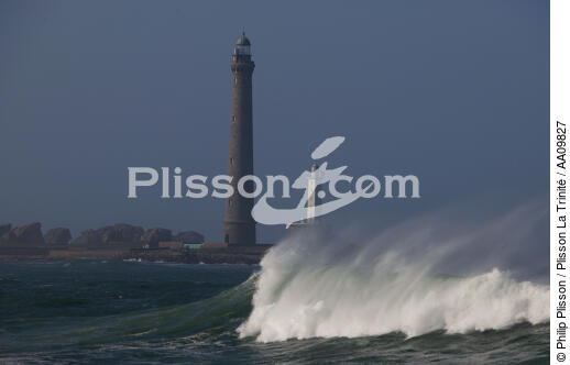 Le phare de l'Ile Vierge. - © Philip Plisson / Plisson La Trinité / AA09827 - Photo Galleries - Grey sky