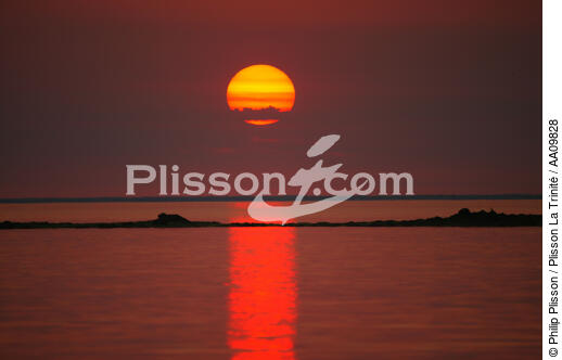 Coucher de soleil dans Les Glénan. - © Philip Plisson / Plisson La Trinité / AA09828 - Photo Galleries - Glénan [The Archipelago of the]