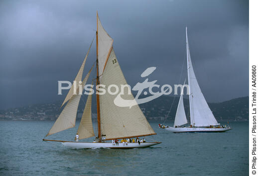 Tuiga and Astra. - © Philip Plisson / Plisson La Trinité / AA09860 - Photo Galleries - Grey sky