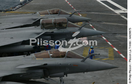 Trois Rafale sur le porte-avions Charles de Gaulle. - © Philip Plisson / Plisson La Trinité / AA09875 - Nos reportages photos - Avion militaire