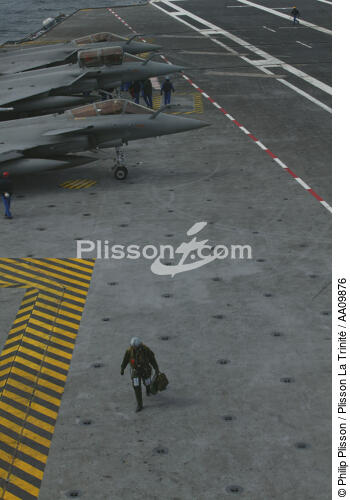 Retour de vol pour ce pilote de chasse sur le porte-avions Charles de Gaulle. - © Philip Plisson / Plisson La Trinité / AA09876 - Nos reportages photos - Transport aérien