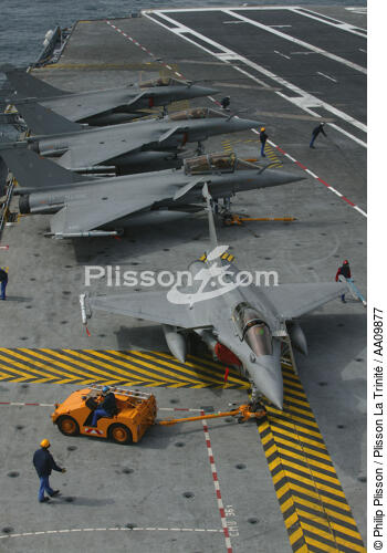 Return to the hangar by the elevator on the Charles of Gaulle. - © Philip Plisson / Plisson La Trinité / AA09877 - Photo Galleries - The Navy