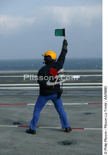 Aircraft handler operates some on flight deck of the Charles de Gaulle aircraft carrier. - © Philip Plisson / Plisson La Trinité / AA09880 - Photo Galleries - The Navy