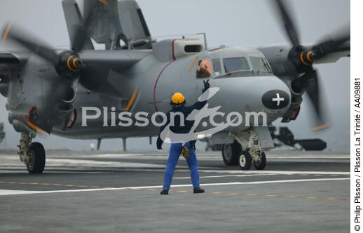 Aircraft handler guiding an Hawkeye on the flight deck of the Charles of Gaulle. - © Philip Plisson / Plisson La Trinité / AA09881 - Photo Galleries - Air transport