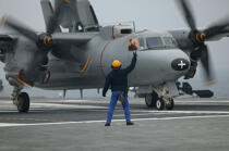 Aircraft handler guiding an Hawkeye on the flight deck of the Charles of Gaulle. © Philip Plisson / Plisson La Trinité / AA09881 - Photo Galleries - The Navy