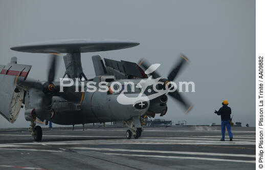 Hawkeye, or early warning aircraft, folding up its wings on the Charles of Gaulle. - © Philip Plisson / Plisson La Trinité / AA09882 - Photo Galleries - Pilot of plane