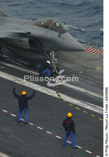Preparation of a Rafale for takeoff thanks to the catapult. - © Philip Plisson / Plisson La Trinité / AA09886 - Photo Galleries - Air transport