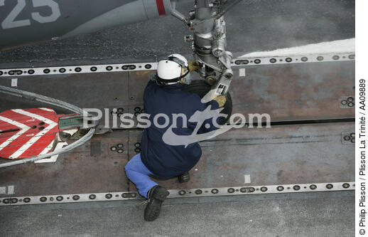 Fixing of the bit for the takeoff of a Super-Etandard of the Charles de Gaulle. - © Philip Plisson / Plisson La Trinité / AA09889 - Photo Galleries - The Navy