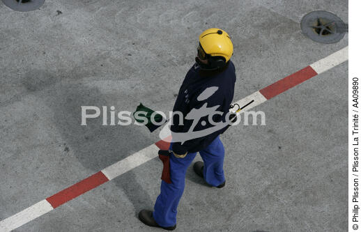 Aircraft handler on the flight deck of the aircraft carrier Charles of Gaulle. - © Philip Plisson / Plisson La Trinité / AA09890 - Photo Galleries - Elements of boat