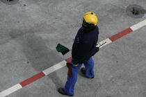 Aircraft handler on the flight deck of the aircraft carrier Charles of Gaulle. © Philip Plisson / Plisson La Trinité / AA09890 - Photo Galleries - Elements of boat