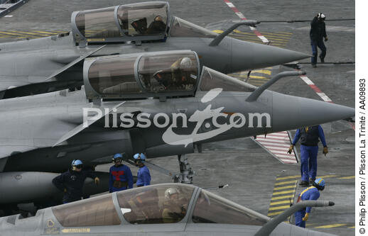 Trois Rafale sur le porte-avions Charles de Gaulle. - © Philip Plisson / Plisson La Trinité / AA09893 - Nos reportages photos - Avion militaire