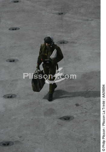 Retour de vol pour ce pilote de chasse sur le porte-avions Charles de Gaulle. - © Philip Plisson / Plisson La Trinité / AA09894 - Nos reportages photos - Pilote d'avion