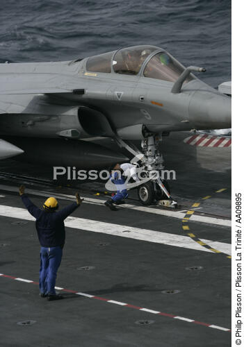 Fixing of the catapult for the takeoff of a Rafale. - © Philip Plisson / Plisson La Trinité / AA09895 - Photo Galleries - Flight deck bosun